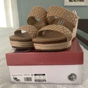 Aetrex Summer wedges.  Sz 41. Color Bone. NWT